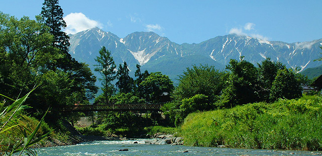 吊橋から見える白馬三山